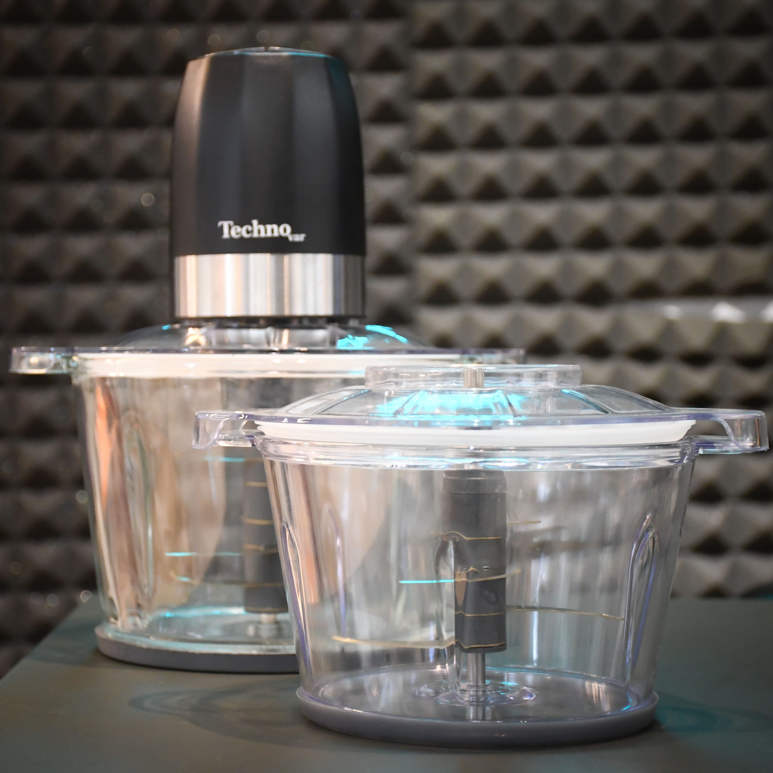 خردکن دوکاسه تکنو دارای یک ظرف پیرکس و پلی کربنات نشکن است.