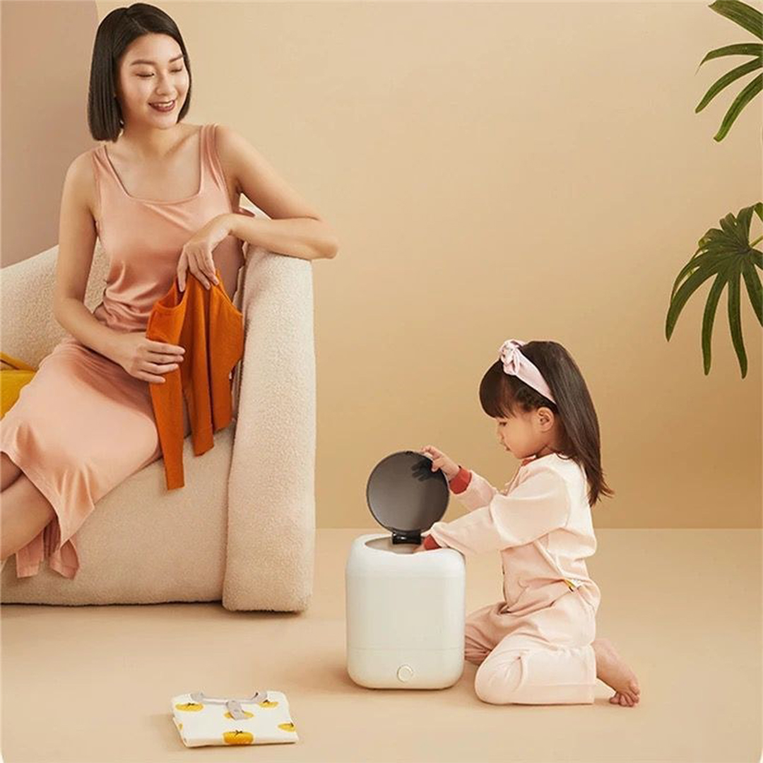 شستشوی لباس نوزاد با مینی واش شارژی راحت تر است.